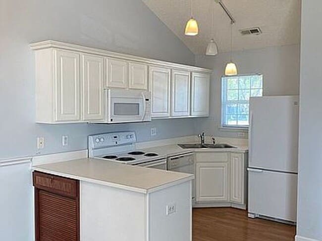 Building Photo - Nice Townhome, Great Location