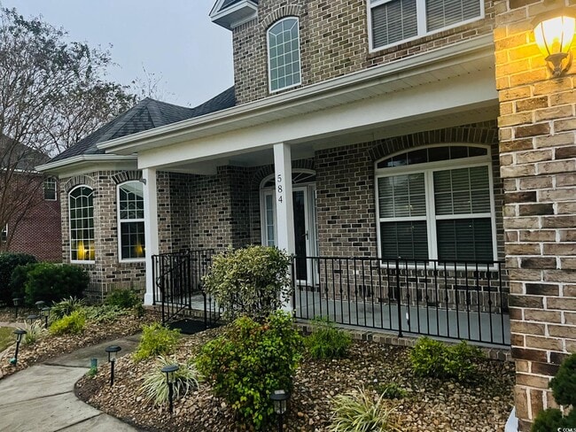 Foto del edificio - 584 Summerhill Dr