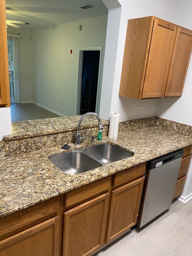 Building Photo - 10550 Baymeadows Rd