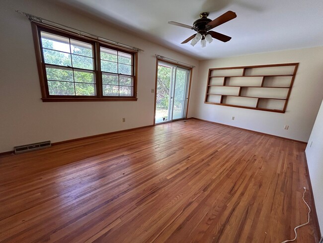 Building Photo - Cute 3 bed 1 bath