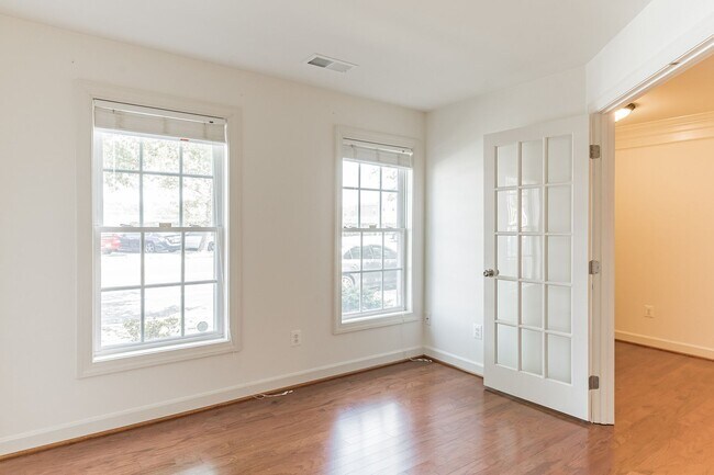 Foto del edificio - Lovely Townhome Conveniently Located!