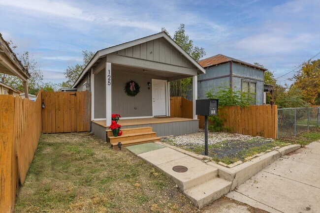 Foto del edificio - 125 Forrest Ave