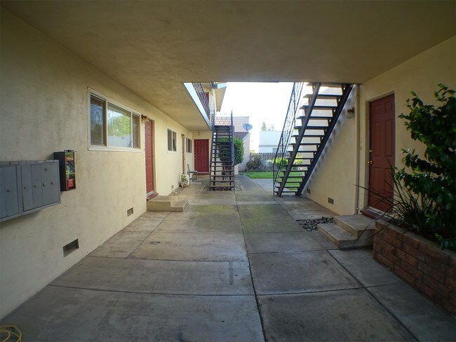 Building Photo - 670 E 5th Ave