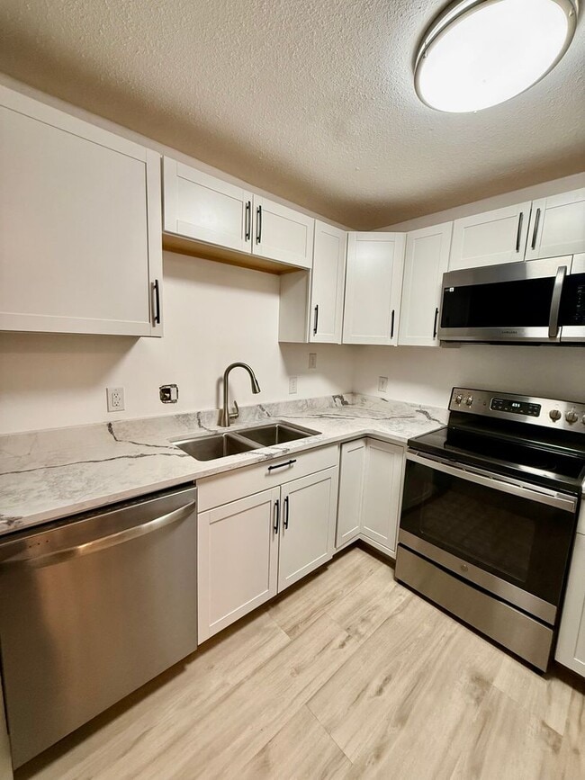 Foto del edificio - Fully Remodeled 2 Bed | 1 Bath Ground-Level Condo – No Stairs!