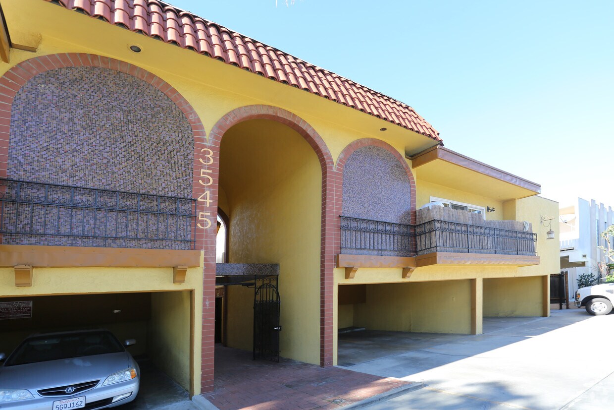 Building Photo - 3545 Mentone Ave
