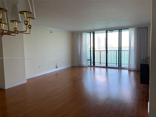 Foto del edificio - 801 N Venetian Dr