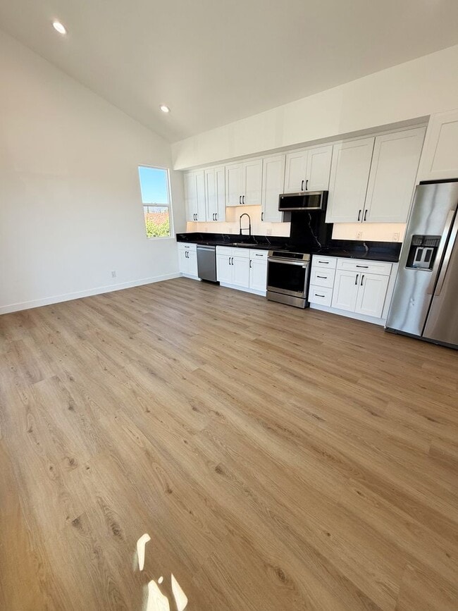 Foto del edificio - Gorgeous 1 Bed/1 Bath Upstairs unit, all n...