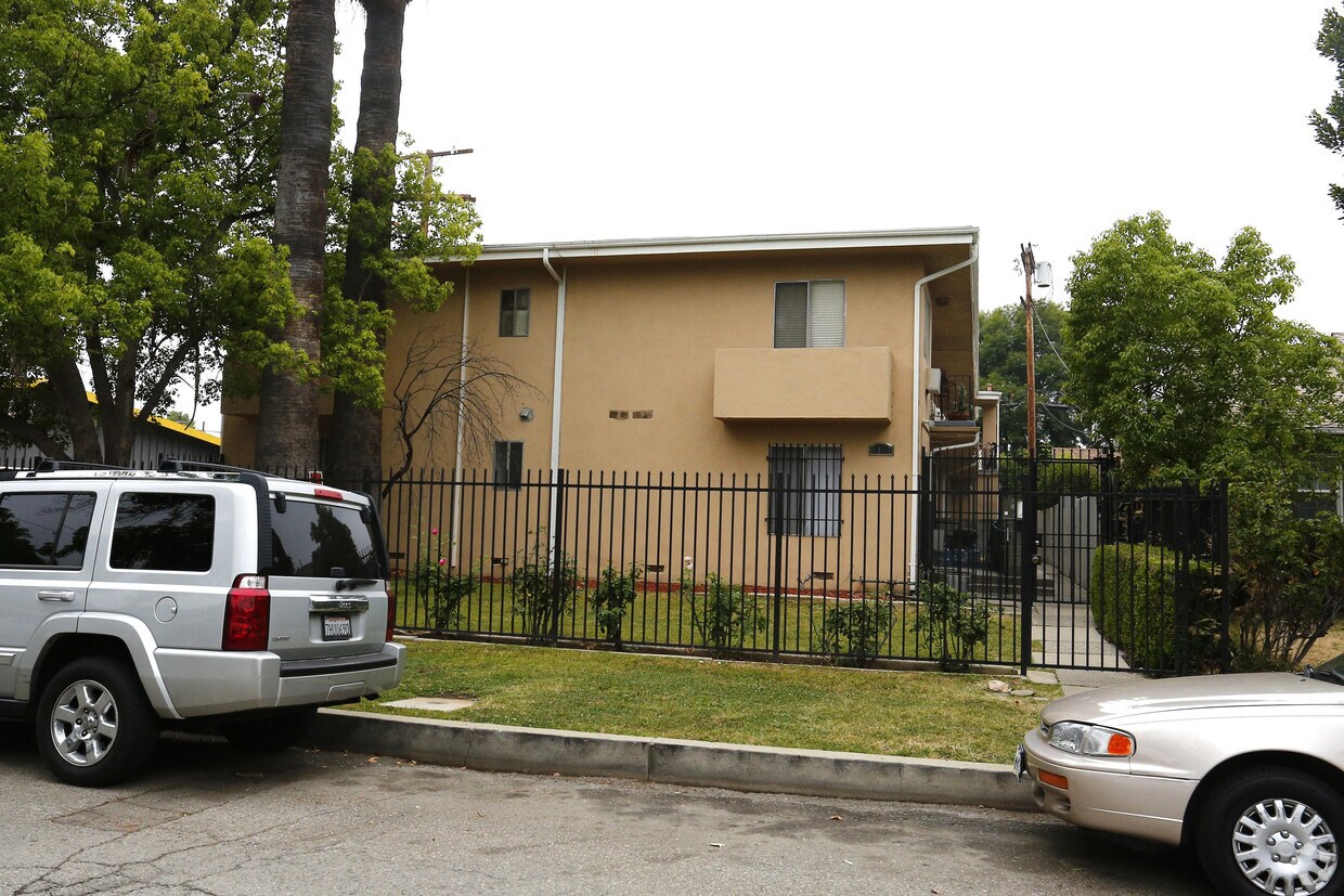 Primary Photo - Montgomery Apartments
