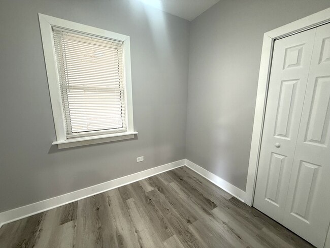 Building Photo - 3575 W Dickens Ave