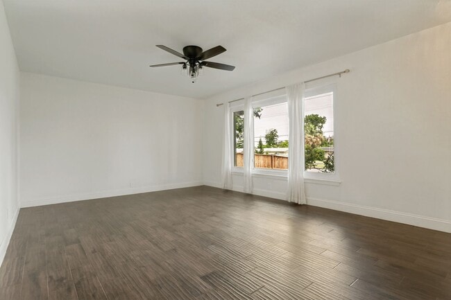 Foto del edificio - RENOVATED 2-BEDROOM HOME IN EAST TERRELL HILLS