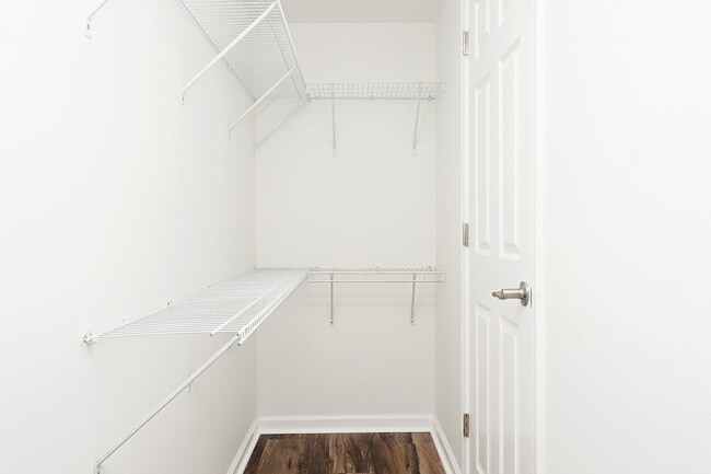 Foto del edificio - Recently Renovated Downtown Basement Apart...