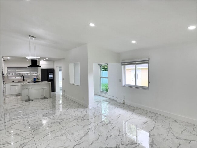 Building Photo - 921 SW 112th Ave