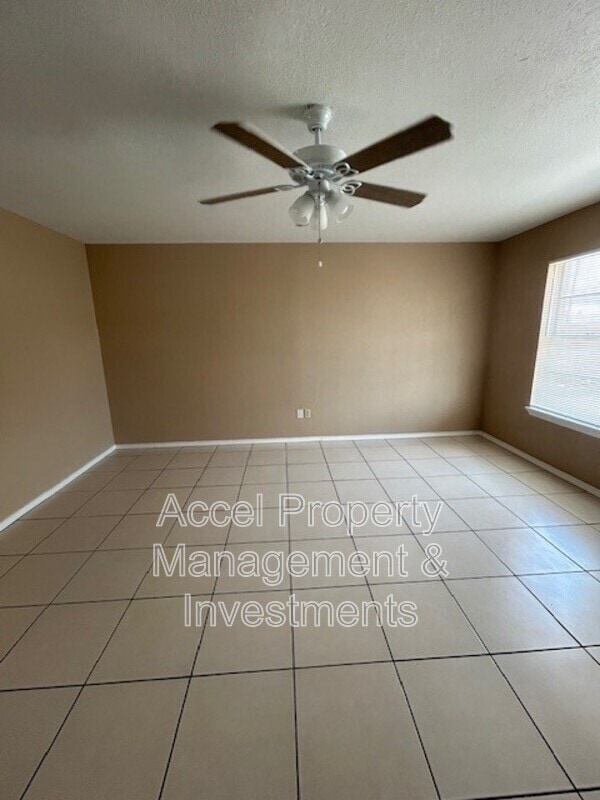 Building Photo - 2401 Gumwood Ave W