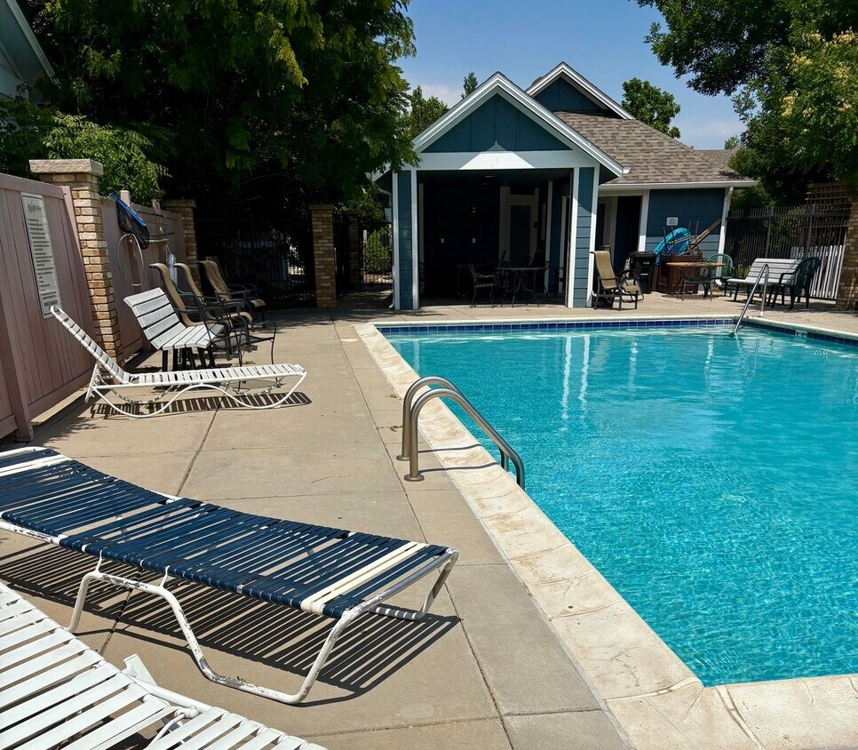 Foto principal - 2 bed 2.5 bath available NOW!