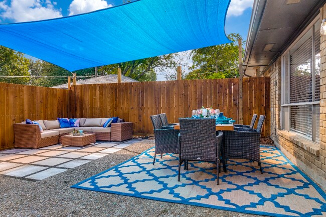 Foto del edificio - 7738 Village Trail Dr