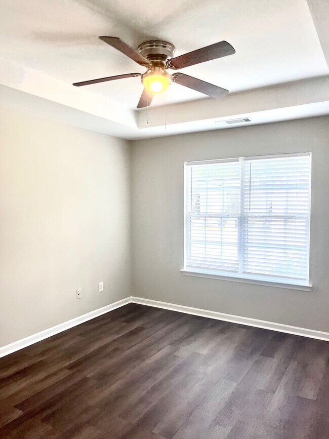 Building Photo - 4 Bedroom Single Family Home