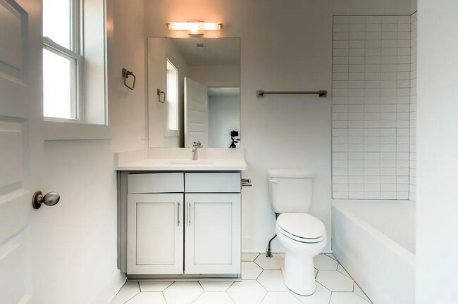 Foto del edificio - Spacious Townhome w/garage
