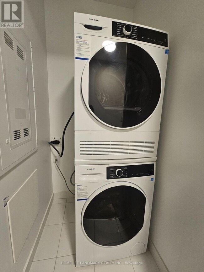 Building Photo - 180 Front St E