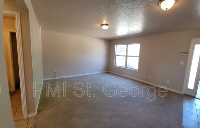 Building Photo - 3155 S Hidden Valley Dr