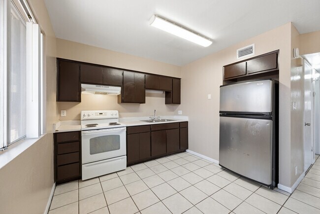 Foto del edificio - Centrally Located Townhome