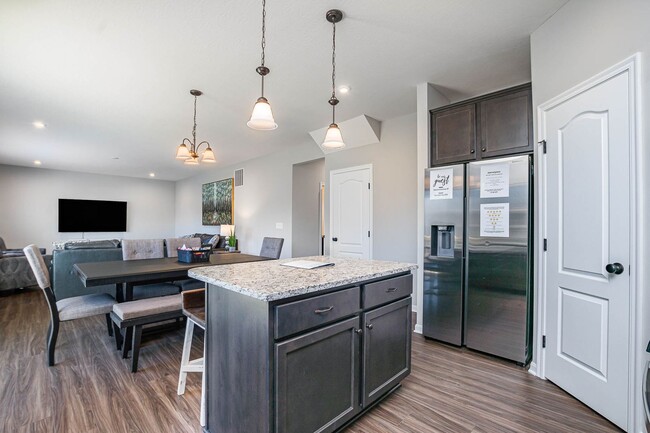 Building Photo - Brand new and fully furnished corporate ex...