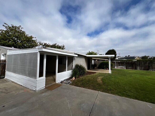 Building Photo - Large, Single Family 3 Bed, 1 Bath in North Clairemont w/ Spacious Backyard!