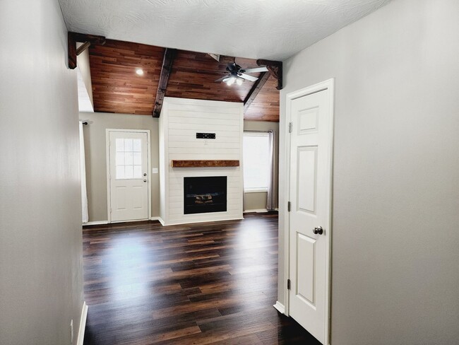 Building Photo - This Strafford Home Has It All ---