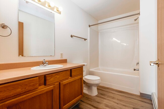 2nd Bathroom with tub - Berkshire Sunset