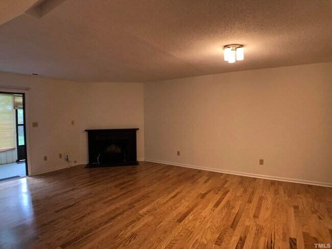 Building Photo - 122 Mossbark Ln