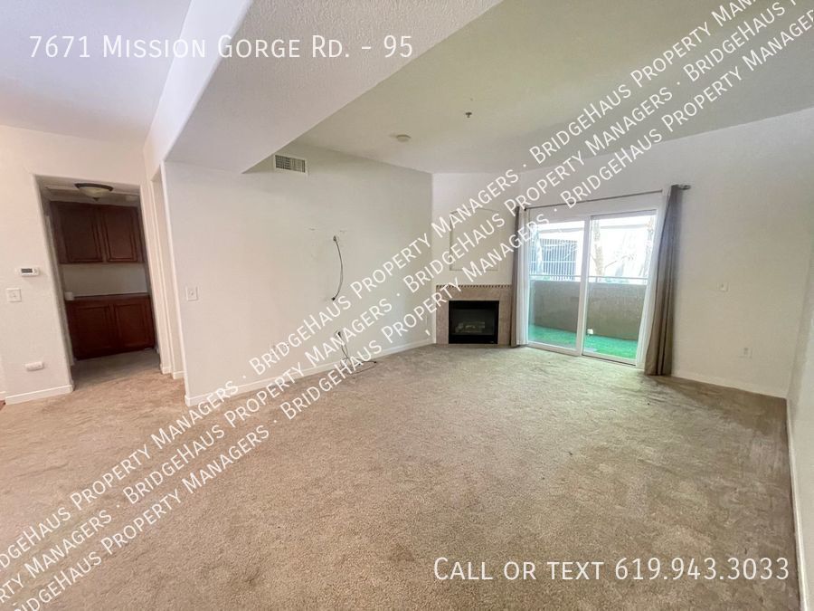 Foto principal - Check out this spacious 2 bedroom / 2 bath...