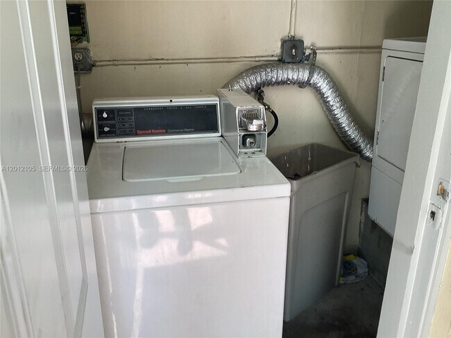 Building Photo - 2079 NE 167th St