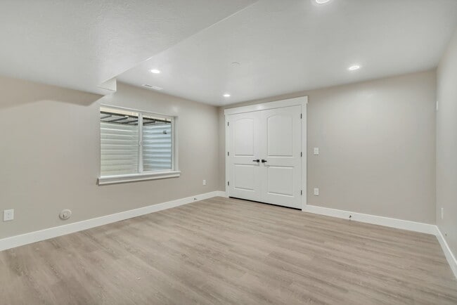 Building Photo - 1316 W Quailhill Rd