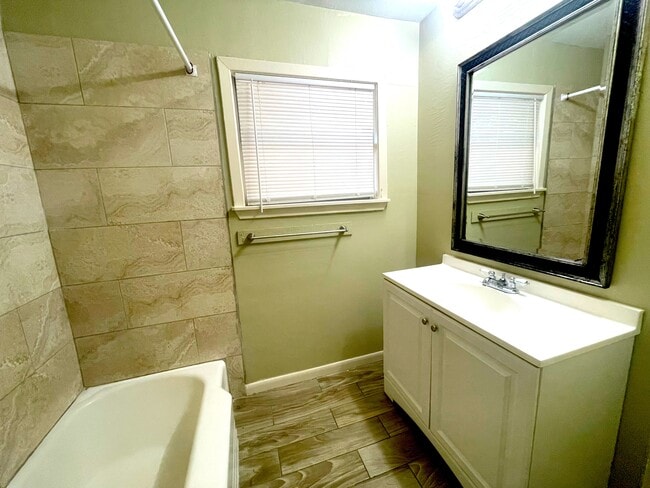 Building Photo - 7906 Pecan Villas Dr