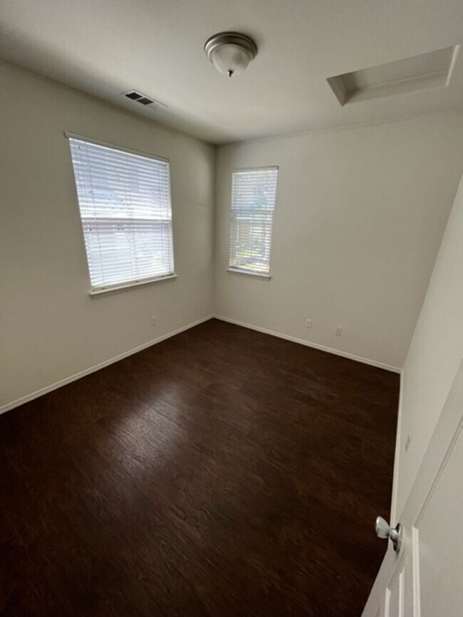 Foto del edificio - 3591 Sacramento Dr