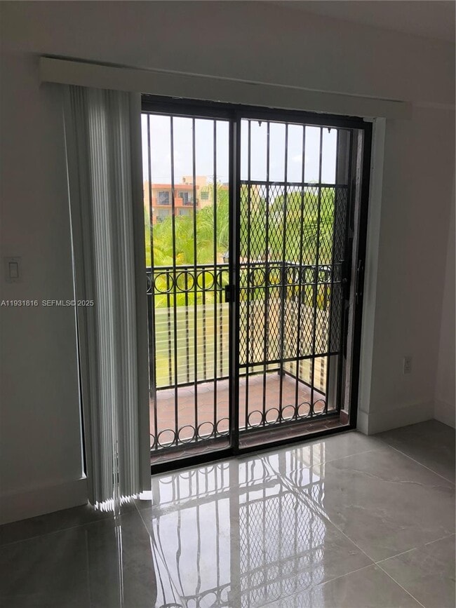 Building Photo - 777 SW 9th Ave