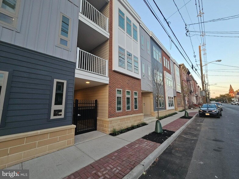 Primary Photo - 200 Hamilton Ave