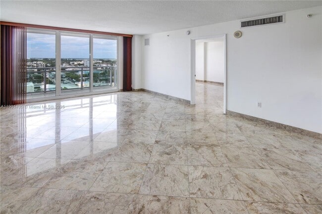 Foto del edificio - 6917 Collins Ave