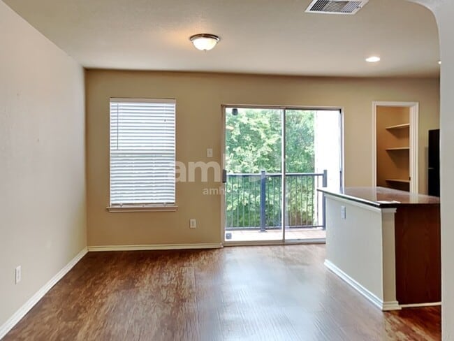Building Photo - 10007 Del Lago Ct
