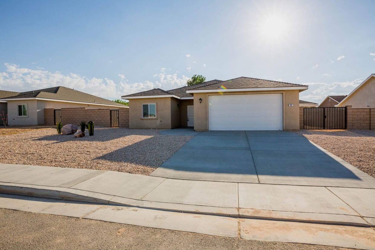 Foto principal - Beautiful 4 bed, 2 bath home AVAILABLE for...