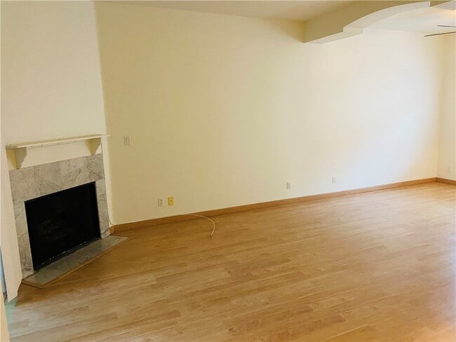 Building Photo - 377 Avocado St