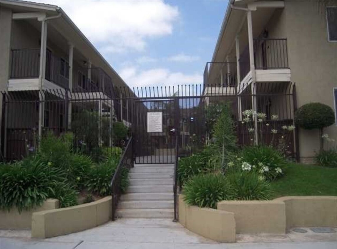 Foto principal - AFFORDABLE 1st Floor Condo & patio yard!