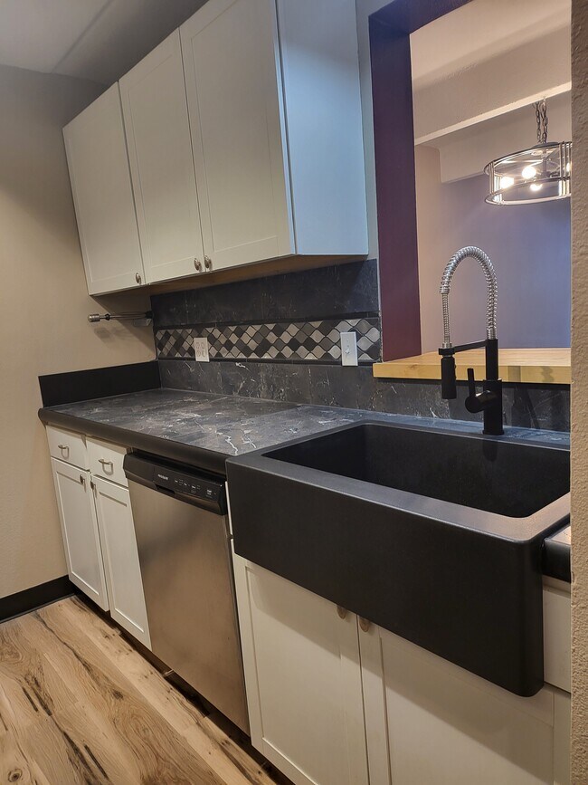 Foto del edificio - 8060 E Girard Ave