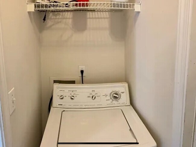 Foto del edificio - 853 Ladner Dr