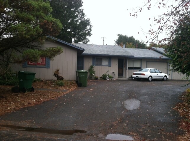 Building Photo - 106-116 Lark Center Dr