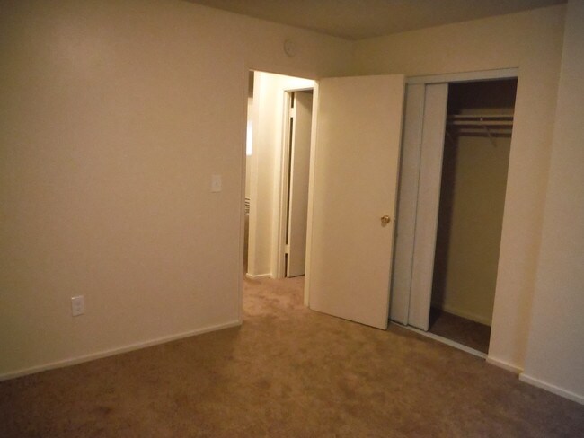 2 X 1:BEDROOM/PASILLO - Ascot Acres