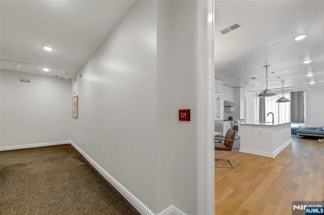 Building Photo - 9 Somerset Ln