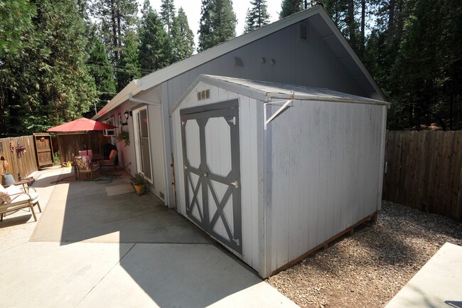 Building Photo - 1724 Pine Dr