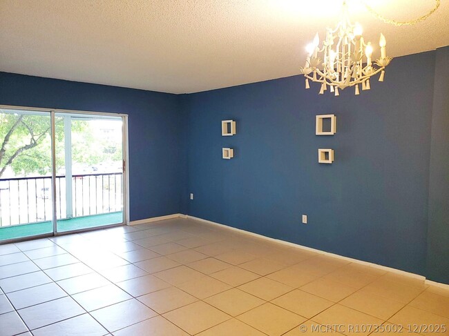 Building Photo - 4156 Inverrary Dr