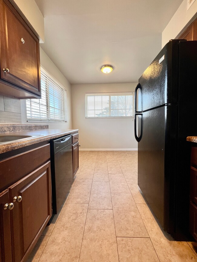 Building Photo - 1545 Leeshores Ln
