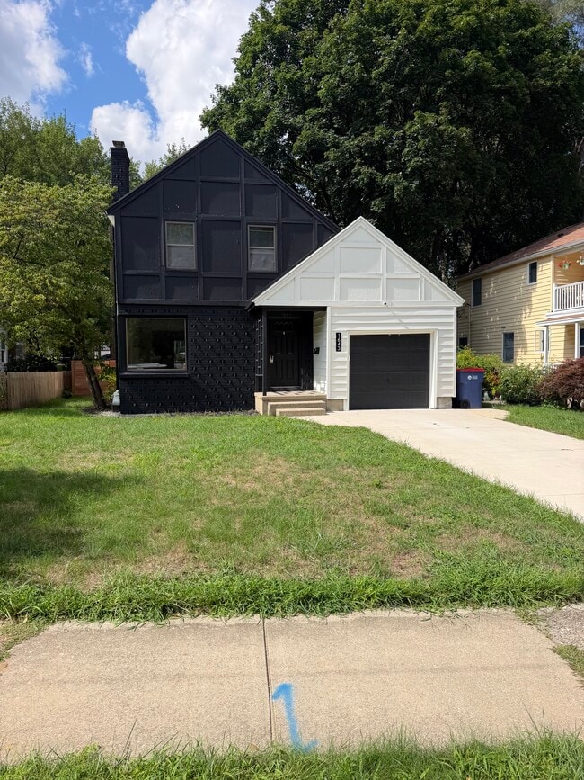 Building Photo - 1643 Hiawatha Dr SE